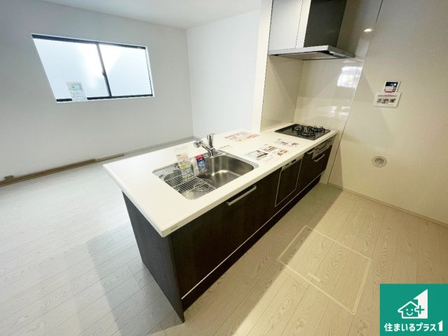 伊丹市松ケ丘　第1期　新築一戸建てのキッチン|リビングと統一感があり、使い勝手のいいキッチン。広々としているので、二人並んで作業が出来ちゃいます。お子様と一緒に色々なお料理に挑戦できるスペースがあります。