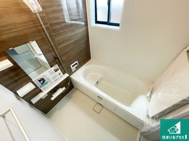 伊丹市松ケ丘　第1期　新築一戸建ての浴室|足をゆったり伸ばして寛げる浴槽です。窓が設けられていますので差し込む光が明るく穏やかな雰囲気にしてくれます♪浴室乾燥機も設置しているので、雨の日の洗濯物も安心です♪