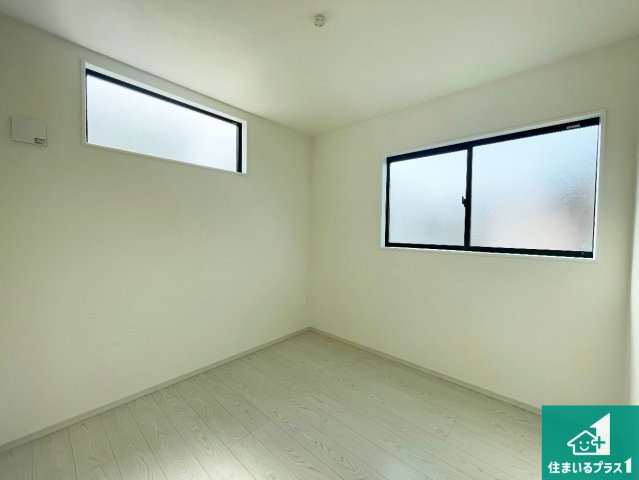 伊丹市松ケ丘　第1期　新築一戸建ての洋室|寝室は心地よい眠りについてもらいたくて、シンプルかつ開放的な空間な設計にしています！大きな窓から差し込む日が心地いいです♪