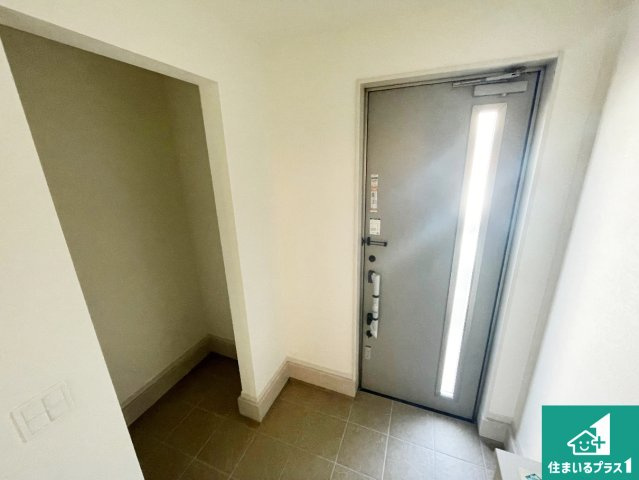 伊丹市松ケ丘　第1期　新築一戸建ての玄関|シューズボックスにはたくさんの靴が収納できるので玄関周りはいつもスッキリ！ご家族が増えても安心！