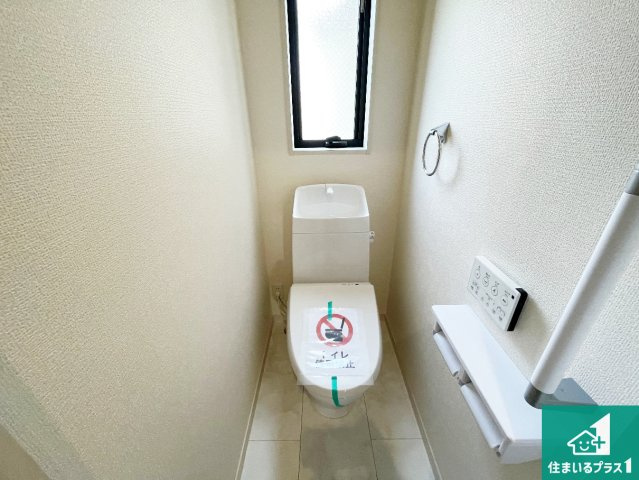 八尾市東本町　新築一戸建てのトイレ|1・2階の2ヶ所にあるので、朝の忙しい時間の順番待ちもなく、深夜の利用にも大変便利です。