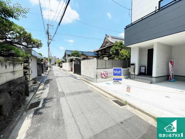 八尾市東本町　新築一戸建ての前面道路含む現地写真|周辺は閑静な住宅街！前面道路広々で車の出し入れも便利です。駐車が苦手な方でも安心して車庫入れできます！