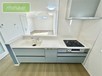 【キッチン】 | 保育園8分　小学校６分　床暖房　食洗機付　海神　2号棟 | 同タイプ　使いやすく機能的なシステムキッチン