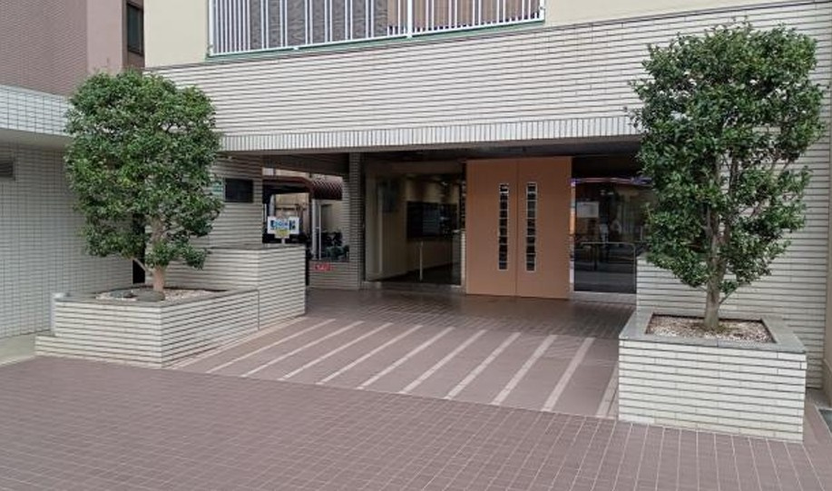 ルネ北小岩のエントランス|◎緑に囲まれたお洒落なエントランス。日々のお出かけ時にも癒しを与えてくれます
