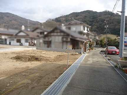 呉市阿賀北7丁目　新築一戸建て(全2棟)の前面道路含む現地写真