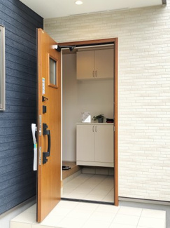 【玄関】 | 当社で現地販売会開催中　長期優良住宅　主寝室9.2帖　上志津　限定1区画 | 施工例