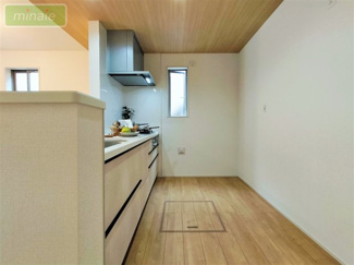 【キッチン】 | 当社で現地販売会開催中　長期優良住宅　主寝室9.2帖　上志津　限定1区画 | お料理をしながらリビング全体を見渡すことができます♪
施工例