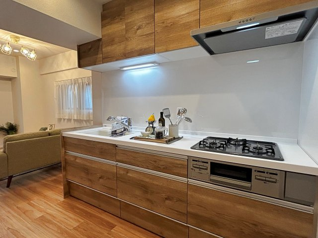 茨木南春日丘プライムタウンB棟のキッチン|壁付キッチンで、限られたスペースも有効活用。シンプルで使いやすく、収納も整いやすいので、毎日の家事がスムーズに進む快適な住まいです。