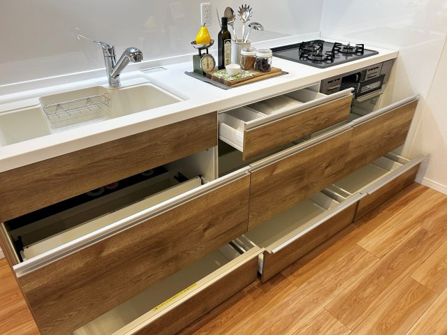 茨木南春日丘プライムタウンB棟のキッチン|調理から片付けまでをスムーズにしてくれるシステムキッチン。収納力も高く、スッキリ整う空間で毎日の料理がもっと楽しく、快適に。