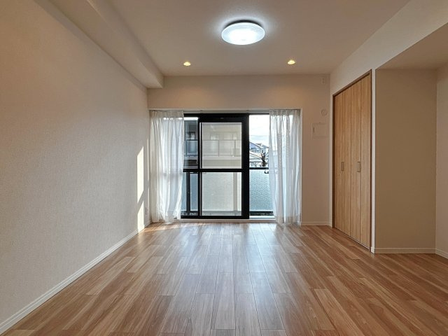 茨木南春日丘プライムタウンB棟の洋室|【洋室８．４帖】広さにゆとりある洋室は、寝室＋ワークスペースなど多目的な使い方が可能。家具配置の自由度も高く、快適に過ごせる空間です。