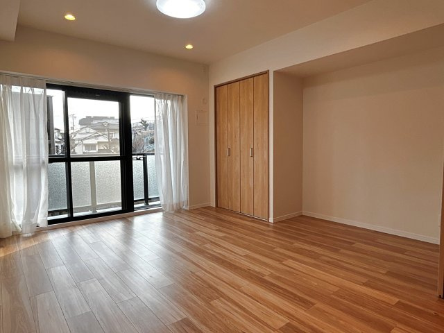 茨木南春日丘プライムタウンB棟の洋室|【洋室８．４帖】扉を開ければすぐバルコニー。風通しが良く、季節の心地よさを感じられる、爽やかな住まいのプライベート空間。