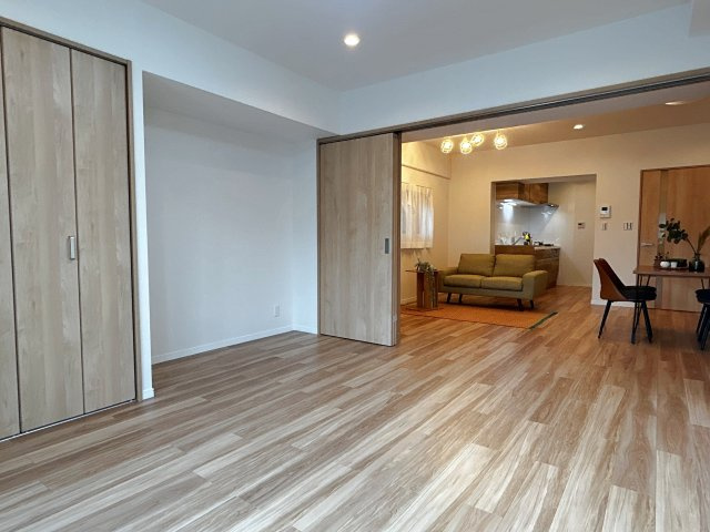 茨木南春日丘プライムタウンB棟の洋室|【洋室８．４帖】リビング横に洋室がある為、家族の成長やライフスタイルに合わせて自由に使える空間。書斎や子ども部屋、趣味部屋としても便利な間取りです