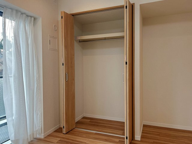 茨木南春日丘プライムタウンB棟の収納|【洋室８．４帖】各居室に収納完備だから、家具に頼らずスッキリと生活可能。片付けやすく整理整頓も簡単で、家族全員が快適に過ごせる暮らしやすい間取りです