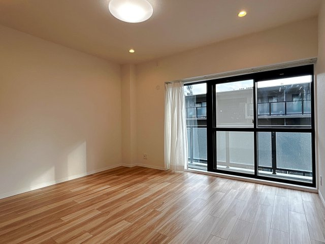 茨木南春日丘プライムタウンB棟の洋室|【洋室７．８帖】バルコニーに面した明るい洋室。自然光がしっかり届き、朝の目覚めも気持ちよく。洗濯動線もスムーズで暮らしやすさ◎