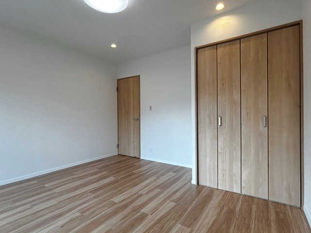 茨木南春日丘プライムタウンB棟の洋室|【洋室７．８帖】各居室に収納完備だから、家具に頼らずスッキリと生活可能。片付けやすく整理整頓も簡単で、家族全員が快適に過ごせる暮らしやすい間取りです