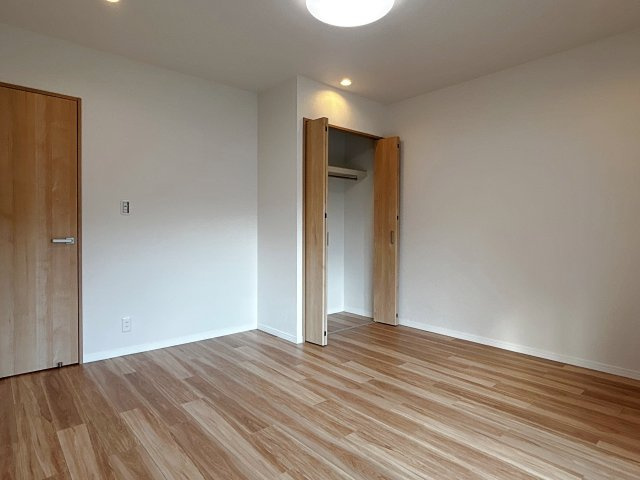 茨木南春日丘プライムタウンB棟の洋室|【洋室７．８帖】家族一人ひとりの大切なプライベート空間。趣味に合わせて使って頂けるようシンプルに仕上げてあります。暮らし心地を大きく左右する収納を、適材適所に配置し使い勝手を考慮しました。