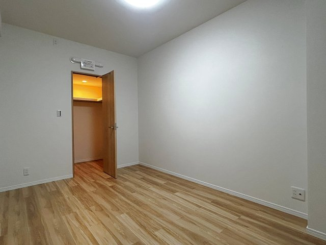 茨木南春日丘プライムタウンB棟の洋室|【洋室６帖】シンプルながら居心地の良い洋室。どんな家具も置きやすく、子ども部屋や寝室など多用途に活用できる使いやすい空間です