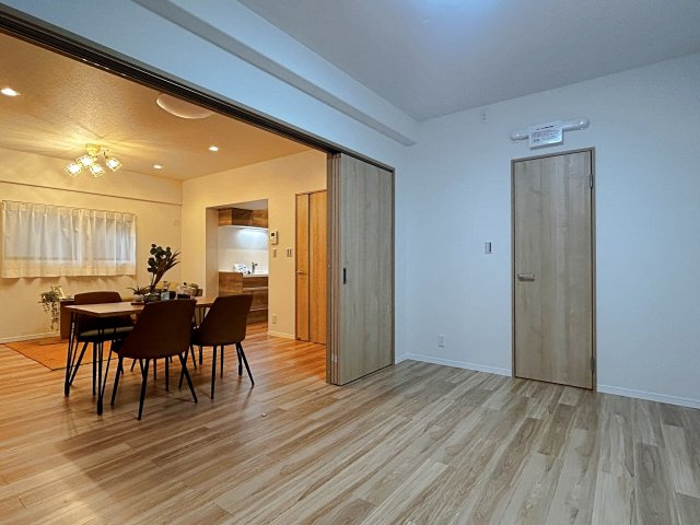 茨木南春日丘プライムタウンB棟の洋室|【洋室６帖】リビングとつながる洋室は、開放感を保ちながらも個室感を確保。来客用や仕事スペース、子ども部屋など多用途に使えて暮らしにゆとりをプラスします。