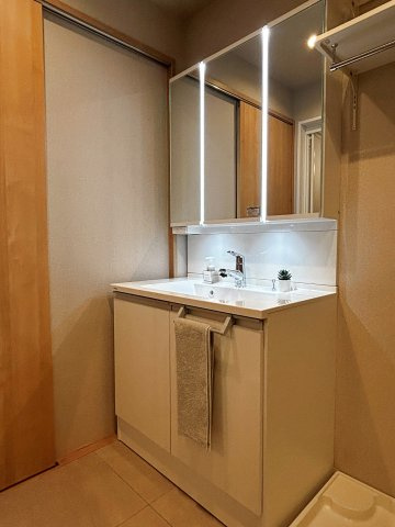 茨木南春日丘プライムタウンB棟の独立洗面台|使い勝手の良い鏡裏収納付３面鏡型の独立洗面化粧台！ご家族そろって身支度可能なゆとりの洗面スペースで、朝の身支度もスムーズに♪
