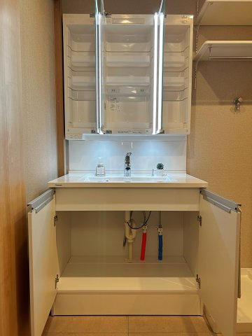 茨木南春日丘プライムタウンB棟の独立洗面台|見やすく使いやすい三面鏡洗面化粧台。鏡裏収納で化粧品や洗面用品をすっきり隠して収納でき、毎日の暮らしが快適になる洗面スペースです