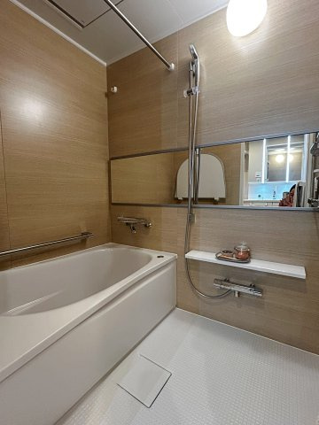 茨木南春日丘プライムタウンB棟の浴室|浴室暖房換気乾燥機付きだから、寒い季節でもヒートショックを防ぎ快適。洗濯物も干せる便利さで、家族みんなが使いやすい浴室空間です。