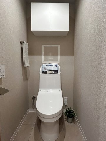 茨木南春日丘プライムタウンB棟のトイレ|標準仕様のすっきりとしたトイレで、お手入れも簡単。毎日快適に使えて、暮らしをさりげなくサポートする機能的な空間です。