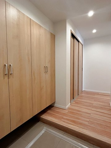 茨木南春日丘プライムタウンB棟の玄関|シンプル且つモダンなエントランス＆ホール。ゆとりを感じさせる上質で明るい空間が住まう人や訪れる人を心地よく迎え入れてくれます。