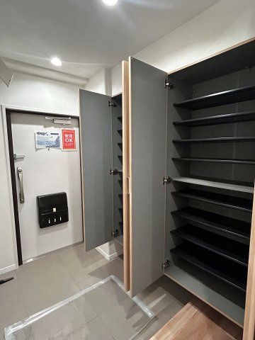 茨木南春日丘プライムタウンB棟の玄関|大容量シューズクローゼットが玄関にあるから、散らかりがちな靴もスッキリ整理。片付けやすく、家族が快適に暮らせる住まいを実現します