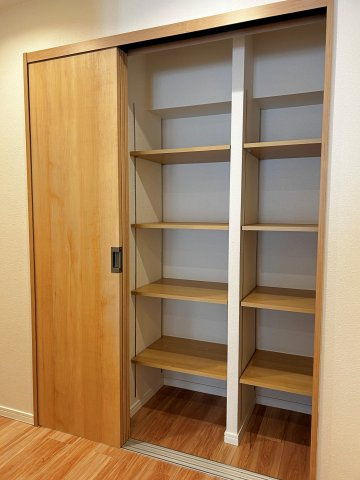 茨木南春日丘プライムタウンB棟の収納|日用品や掃除道具、季節物もスッキリ整理。動線上に収納があるから出し入れがラクで、家事や暮らしがより快適になります。