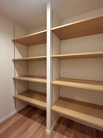 茨木南春日丘プライムタウンB棟の収納|動線上に設けた廊下収納で、整理整頓がしやすく、日常の家事も効率的に。使い勝手の良い収納設計が、暮らしやすさを高める快適空間です。