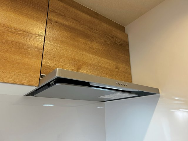 茨木南春日丘プライムタウンB棟の設備|【レンジフード】お手入れしやすいレンジフード完備。油汚れや煙もサッと掃除でき、いつでも清潔で気持ちの良いキッチンを保てます。