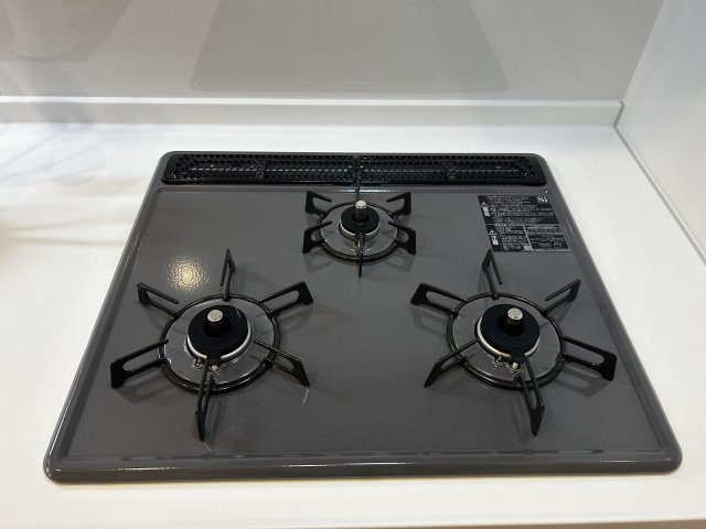 茨木南春日丘プライムタウンB棟の設備|【３口コンロ】同時に複数の料理ができる３口コンロ付き。忙しい家事も効率的にこなせ、毎日の料理時間がスムーズになります