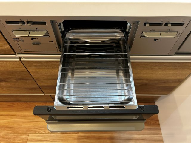 茨木南春日丘プライムタウンB棟の設備|【グリル】魚や野菜もお手軽に焼けるキッチングリル付き。調理の幅が広がり、毎日の食事作りがもっと楽しくなります。