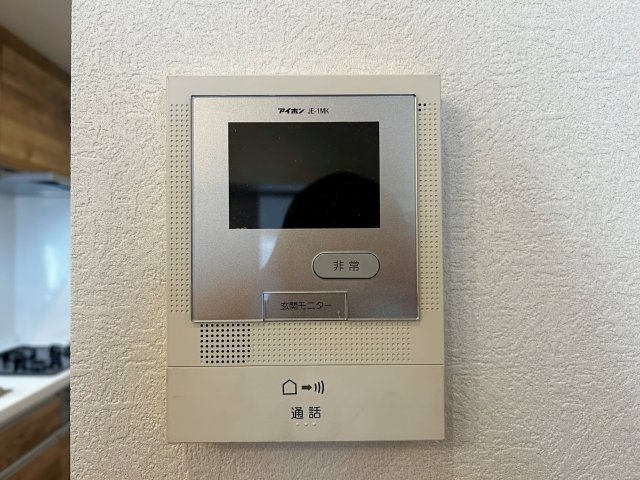 茨木南春日丘プライムタウンB棟の設備|【ＴＶモニター付インターホン】来訪者を画面で確認できるＴＶモニター付インターホン完備。安心・安全な暮らしをサポートする設備です。