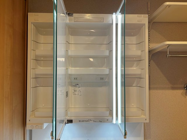茨木南春日丘プライムタウンB棟の設備|鏡裏収納で化粧品や洗面用品をすっきり隠して収納でき、毎日の暮らしが快適になる洗面スペースです