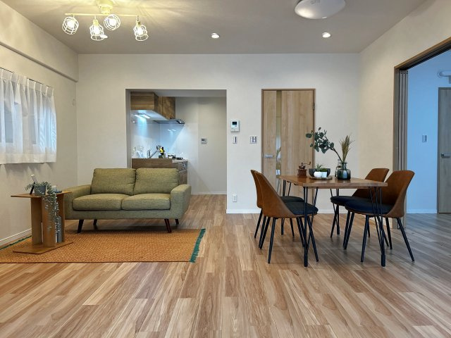 茨木南春日丘プライムタウンB棟の居間・リビング|【ＬＤＫ１６．１帖】中古マンションのリフォームは、新築マンションを購入するよりもお手頃な価格でキレイな家に住めるのがメリットです。