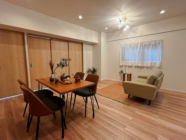 茨木南春日丘プライムタウンB棟の居間・リビング|【ＬＤＫ１６．１帖】室内にいても、たっぷりの陽光と爽やかな風を感じて頂ける、開放感あふれるリビングです。ご家族と穏やかに過ごす、心地の良い時間が流れます。