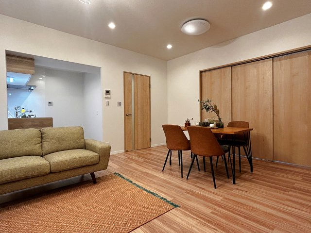 茨木南春日丘プライムタウンB棟の居間・リビング|【ＬＤＫ１６．１帖】どんな家具でも合わせやすいリビングは、家族の暮らしを支える頼もしい空間。成長とともに変わるレイアウトにも対応でき、ずっと快適に使えます。