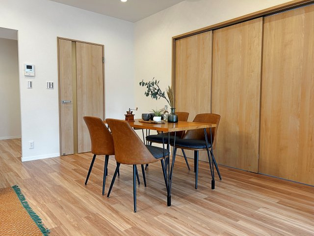 茨木南春日丘プライムタウンB棟の居間・リビング|【ＬＤＫ１６．１帖】忙しい朝もしっかり家族が揃って食事をして頂けるゆとりある大きさのダイニングスペース。奥様が作る手料理をたくさん並べて頂き、テーブルで囲む健やかな食事の時間を存分に愉しんで下さい。