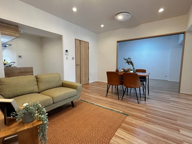 茨木南春日丘プライムタウンB棟の居間・リビング|【ＬＤＫ１６．１帖】シンプルなリビングだからこそ、家族の成長に合わせて柔軟に使える空間に。ベビー期も学齢期も対応しやすく、暮らしにフィットする安心の間取りです。