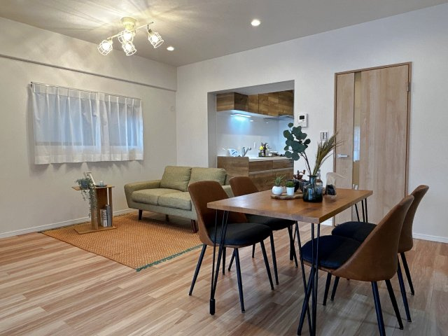 茨木南春日丘プライムタウンB棟の居間・リビング|【ＬＤＫ１６．１帖】シンプルな間取りでどんな家具も合わせやすいリビング。生活スタイルに合わせて自由にレイアウトでき、住む人の個性が自然と映える使い勝手の良い空間です。