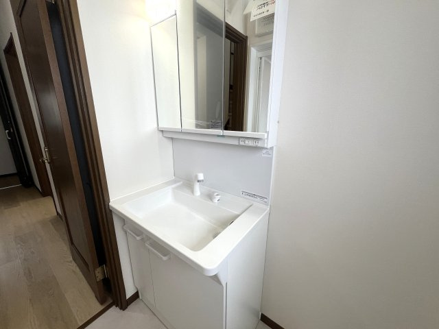 私史上№1ラーメン店がすぐそこ！！！【リフォーム／保土ヶ谷区上星川２丁目中古戸建】の独立洗面台|朝の身支度には欠かせない独立洗面化粧台