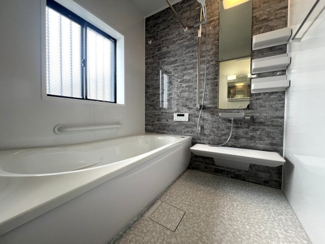 私史上№1ラーメン店がすぐそこ！！！【リフォーム／保土ヶ谷区上星川２丁目中古戸建】の浴室|日々の疲れを癒すお風呂付です
