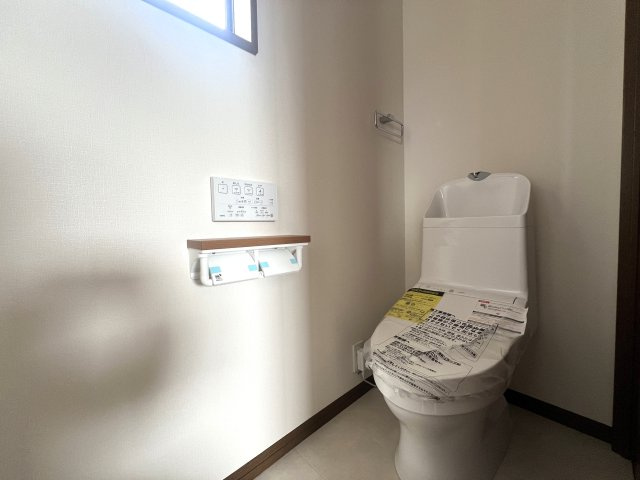 私史上№1ラーメン店がすぐそこ！！！【リフォーム／保土ヶ谷区上星川２丁目中古戸建】のトイレ|清潔感のあるトイレです