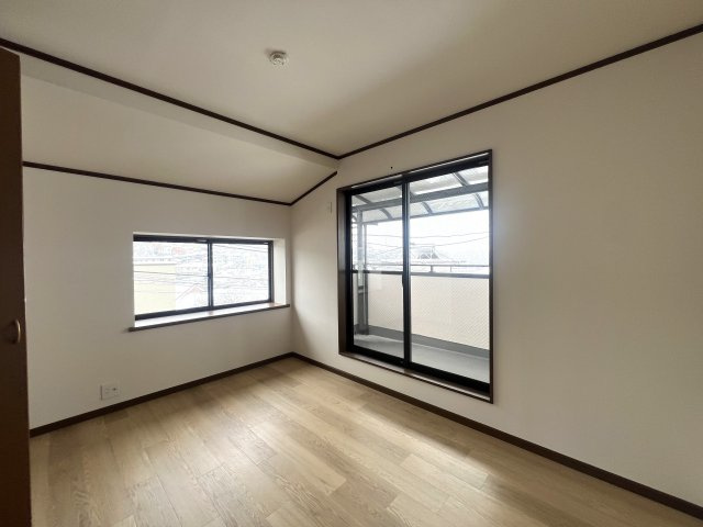 私史上№1ラーメン店がすぐそこ！！！【リフォーム／保土ヶ谷区上星川２丁目中古戸建】の洋室|使い勝手のいい洋室です