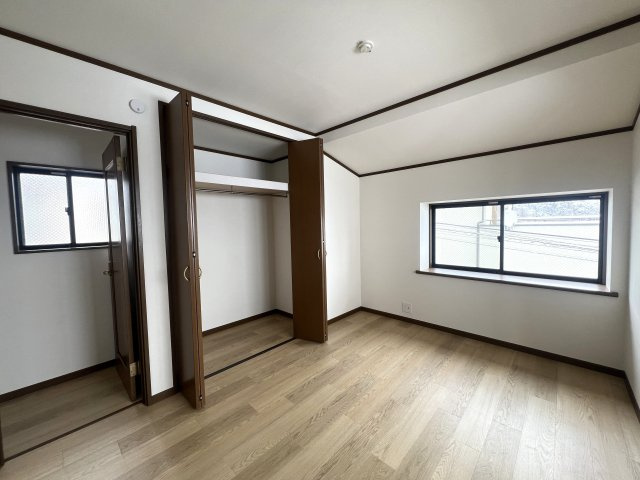 私史上№1ラーメン店がすぐそこ！！！【リフォーム／保土ヶ谷区上星川２丁目中古戸建】の洋室|明るい洋室です