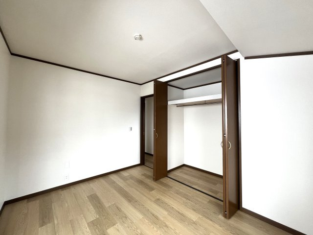 私史上№1ラーメン店がすぐそこ！！！【リフォーム／保土ヶ谷区上星川２丁目中古戸建】の洋室|使い勝手のいい洋室です