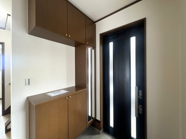 私史上№1ラーメン店がすぐそこ！！！【リフォーム／保土ヶ谷区上星川２丁目中古戸建】の玄関|収納もある玄関です