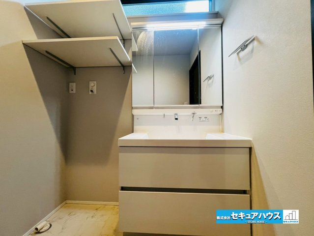 【中古住宅】愛知郡東郷町和合ケ丘二丁目　全1棟の独立洗面台|【洗面台】
◆鏡の裏にはたっぷりと収納スペースを標準装備！
◆電源を付属しているのでドライヤーなど利用できます。
◆洗濯機上スペースにはタオルや洗剤を置くことのできる棚付きです♪