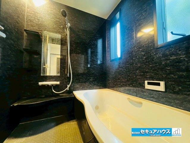 【中古住宅】愛知郡東郷町和合ケ丘二丁目　全1棟の浴室|【浴室】
◆アクセントパネルで落ち着きのある雰囲気を演出します。毎日の疲れを癒やすバスタイムをお楽しみ下さい！
◆窓付きで、カビの繁殖を抑える効果があります。